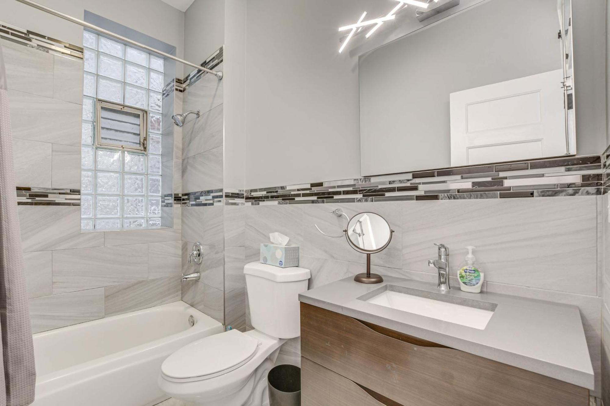Spacious Condo With Deck About 3 Mi To Downtown Chicago! Eksteriør bilde